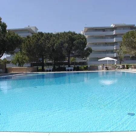 Valbella Con Piscina Apartman